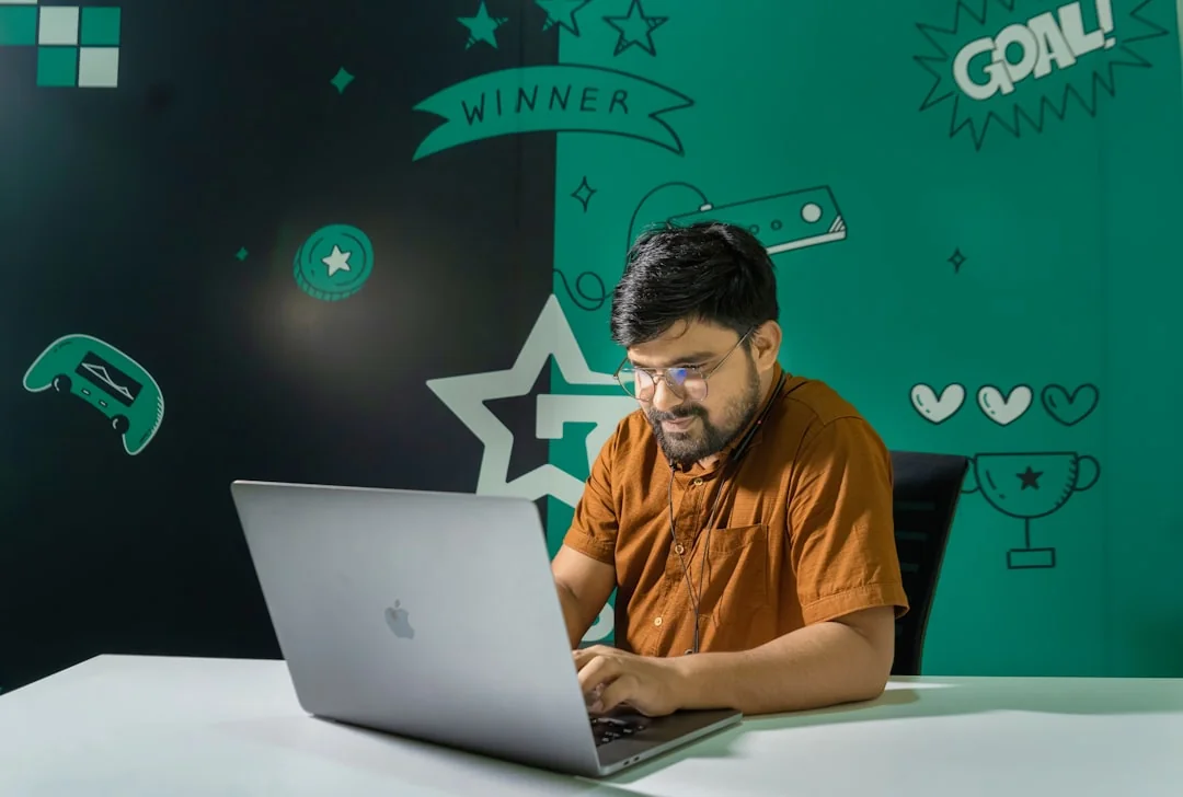 heros-img Un espace de travail contemporain avec deux écrans d’ordinateur affichant des projets de conception web, mettant en avant la technologie et la productivité.